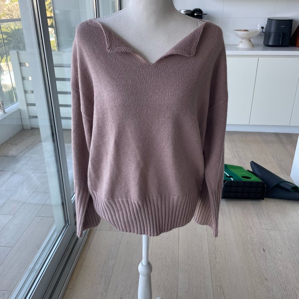 Soft Mauve Relaxed Knit Sweater with Open Collar – S/M
